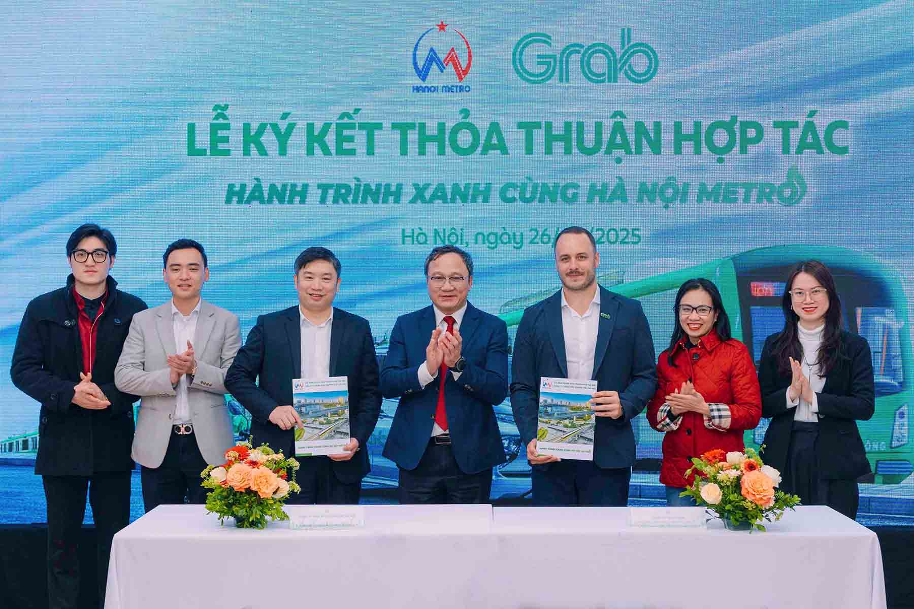 Representatives of HMC and Grab and guests at the cooperation signing ceremony, December 26.