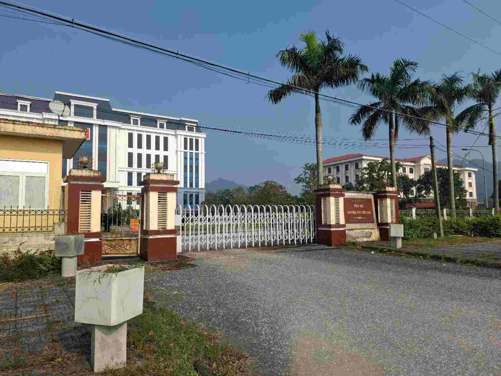 The Loc Ha District Party Committee headquarters is abandoned. Photo: Tran Tuan