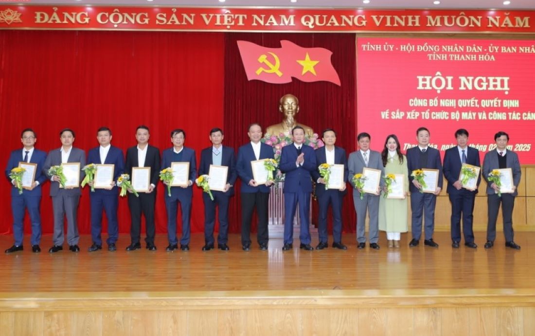 Mr. Do Minh Tuan - Chairman of Thanh Hoa Provincial People's Committee presented the decision and presented flowers to the leaders of the departments after the arrangement. On the left of Mr. Tuan is Mr. Nguyen Van Tu, on the right is Mr. Le Minh Nghia. Photo: M.H