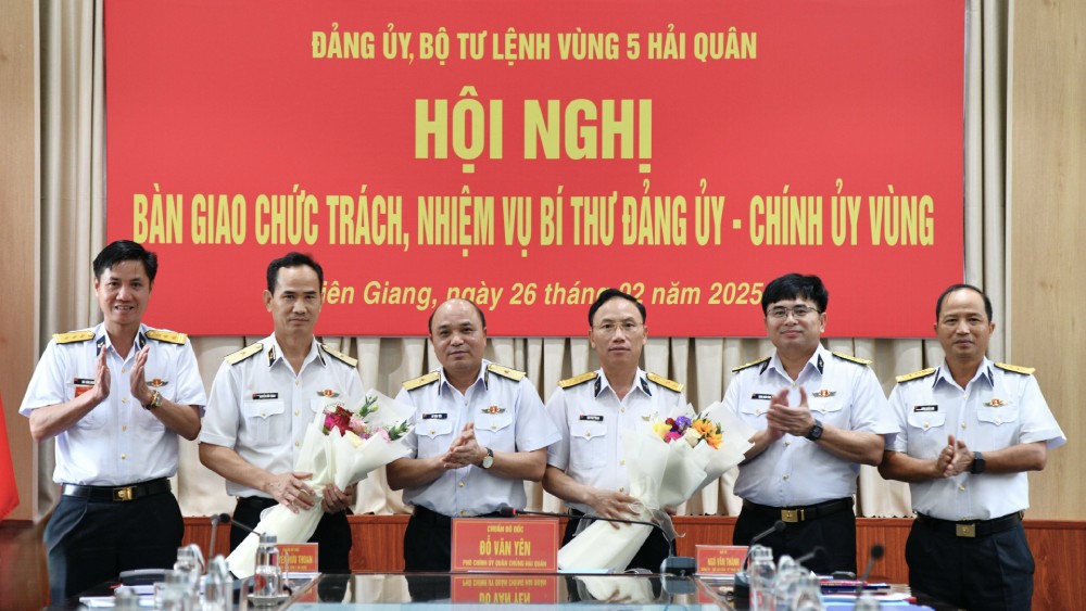The Head of the Navy Command presented flowers to congratulate Rear Admiral Nguyen Huu Thoan (2nd, left) and Colonel Ngo Van Thanh (3rd, right). Photo: Van Dinh