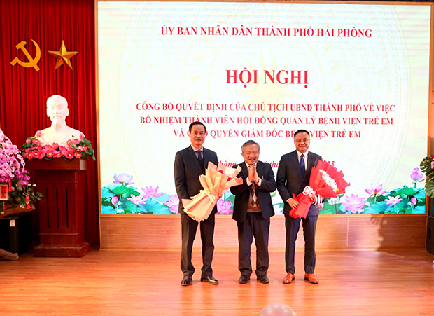 PCT Le Khac Nam City People's Committee presented the Decision and presented flowers to congratulate Mr. Bui Van Chien and Mr. Tran Minh Canh. Photo: Hai Phong Portal