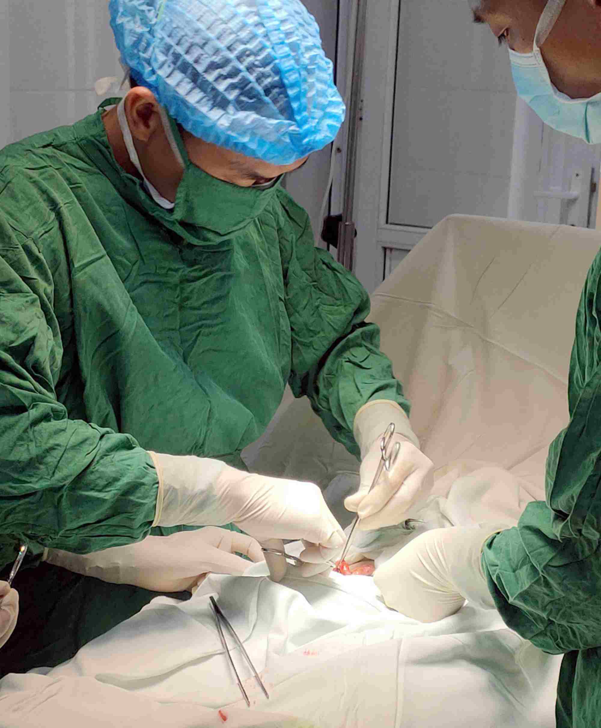 Doctor Giang A Lu - Mu Cang Chai District Medical Center - performed excess bowel surgery on the patient. Photo: Interviewee