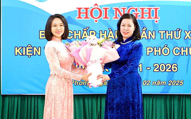 Leaders of the Hai Phong City Women's Union presented flowers to congratulate Ms. Dang Thi Phuong Lien (left). Photo: Hai Phong Portal