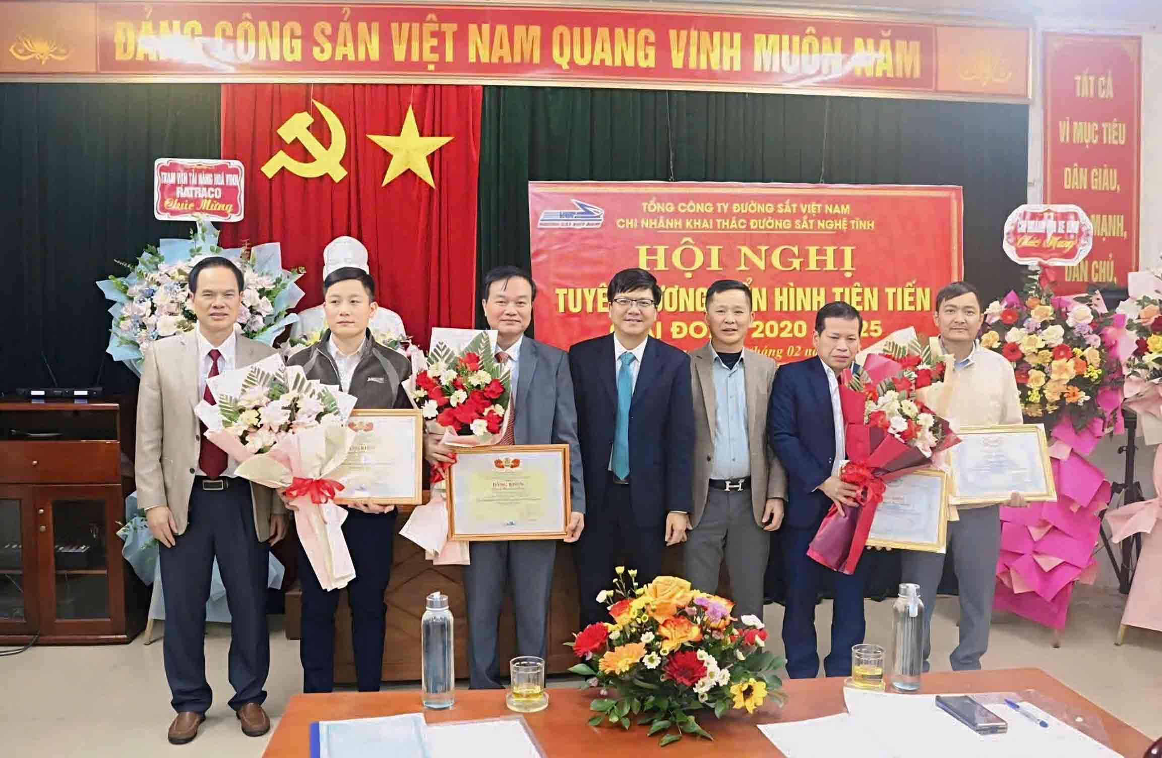 Lanh dao Tong Cong ty DSVN, Cong doan DSVN, Chi nhanh Khai thac duong sat Nghe Tinh da bieu duong va trao Bang khen, Giay khen cho cac ca nhan dien hinh tien tien giai doan 2020-2025. Anh: Hai Yen