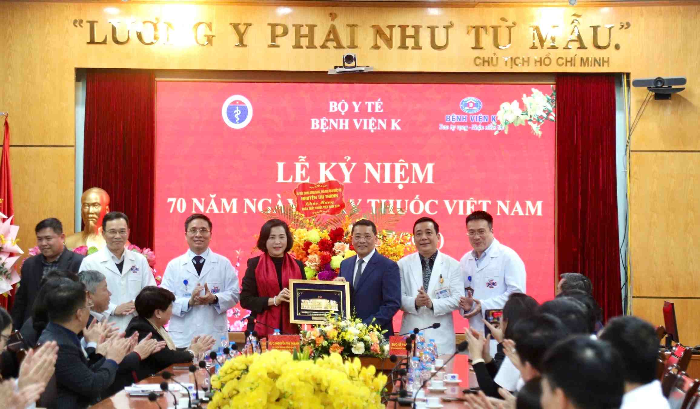Vice Chairwoman of the National Assembly Nguyen Thi Thanh and the National Assembly Delegation visited and congratulated the Kers Hospital on the occasion of Vietnam Doctors' Day on February 27. Photo: Tran Ha