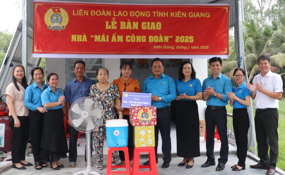 Handing over the Trade Union Shelter to union member Nguyen Thi Dieu Hien. Photo: My Linh
