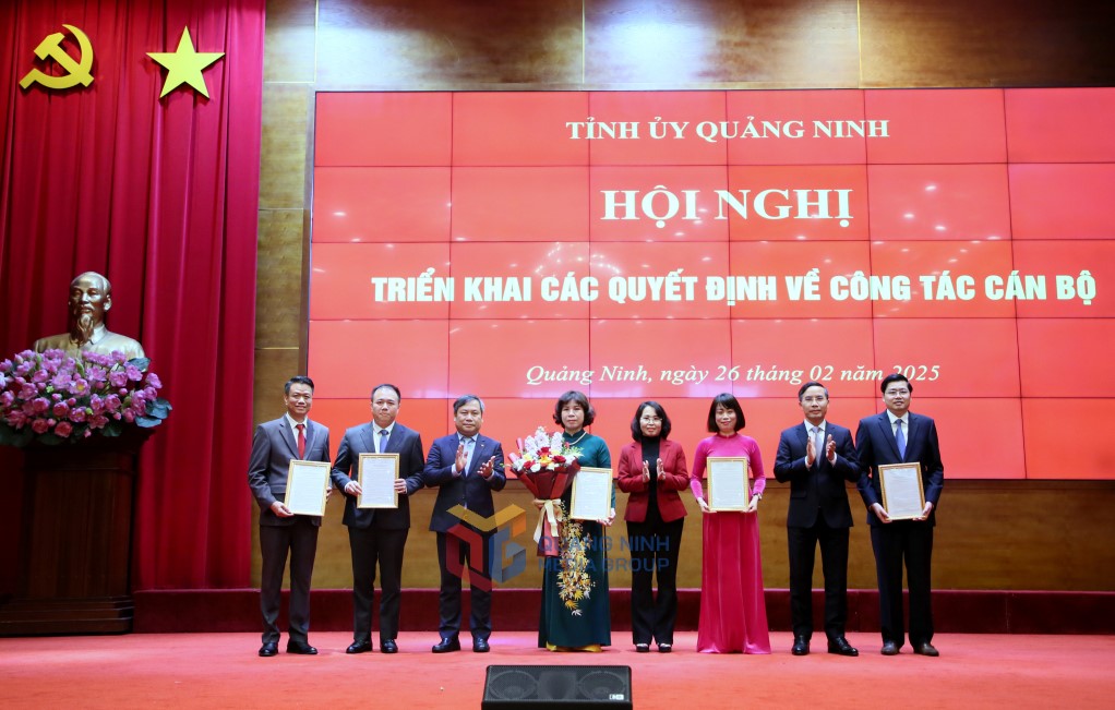 The Standing Committee of the Quang Ninh Provincial Party Committee presented the decision to establish the Department of Home Affairs and presented congratulatory flowers. Photo: Quang Ninh Provincial Media Center