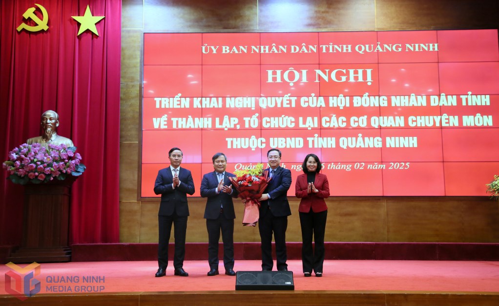 The Standing Committee of the Quang Ninh Provincial Party Committee presented flowers to congratulate Mr. Dang Xuan Phuong, Deputy Secretary of the National Assembly Party Committee. Photo: Quang Ninh Provincial Media Center