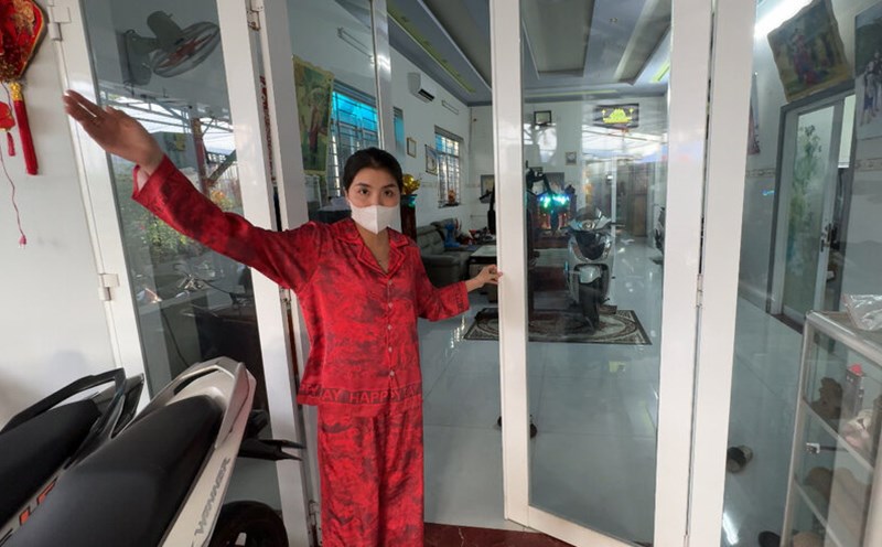 The woman recounted the moment she escaped when her son burned her mother. Photo: Hoang Loc