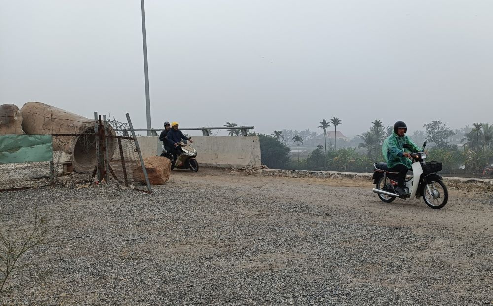 Nhiều phương tiện đi vào tuyến đường ven biển Hải Phòng khi chưa hoàn thiện. Ảnh: Băng Tâm