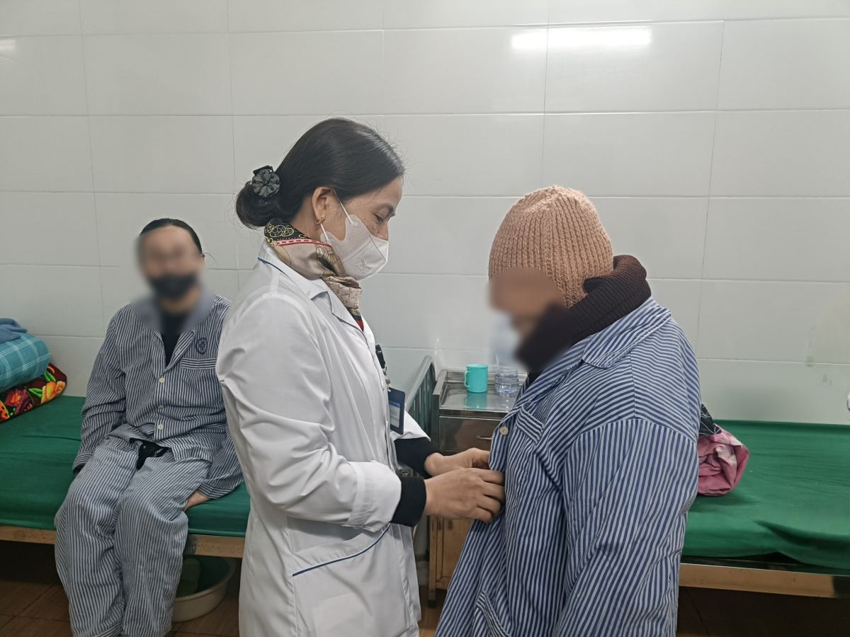Nurses at Hai Phong Mental Hospital take care of patients. Photo: Mai Dung