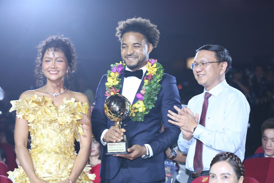 Miss H'Hen Nie awarded the title to striker Nguyen Xuan Son. Photo: Thanh Vu