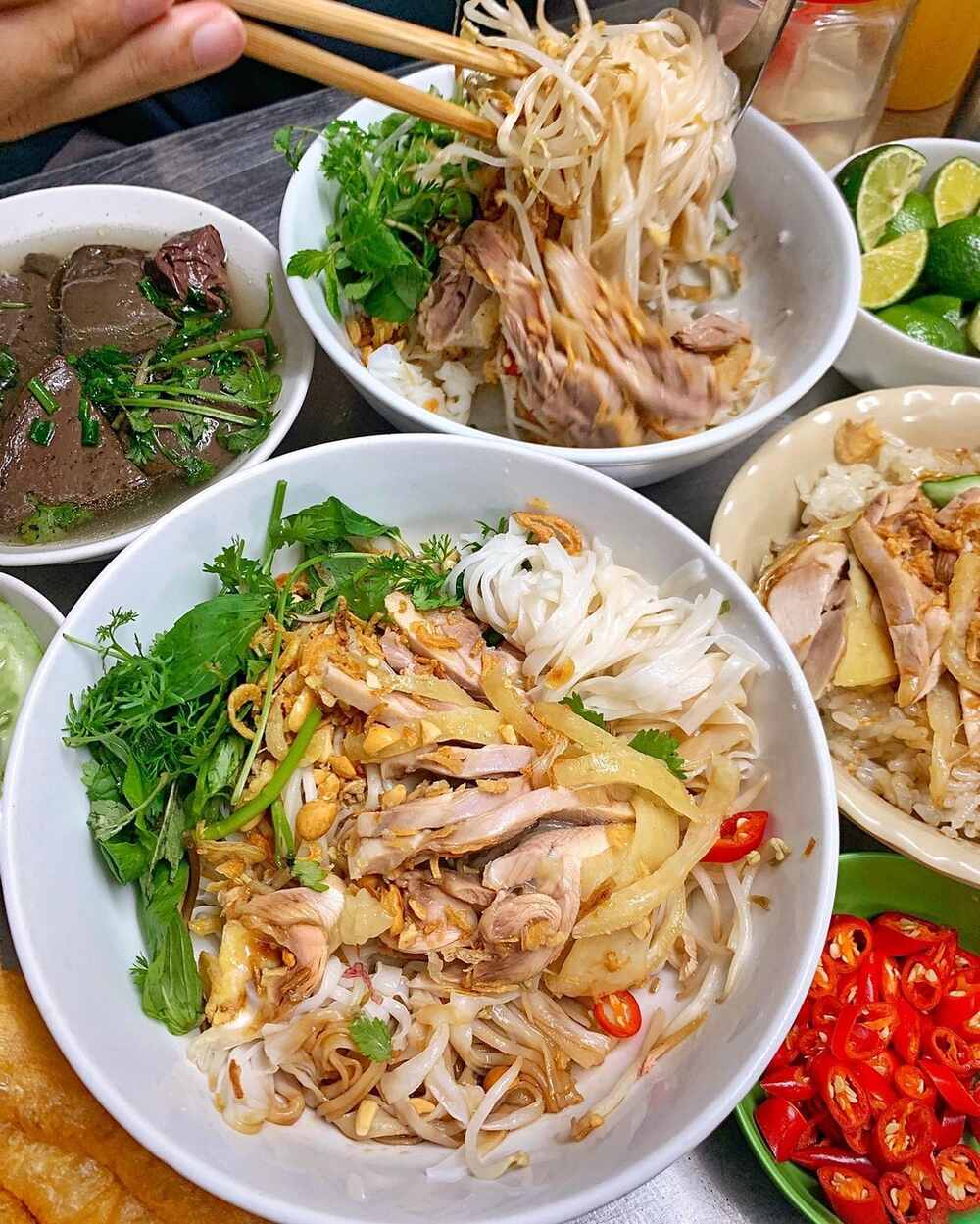 Dù chỉ là quán vỉa hè nhưng phở Hà 