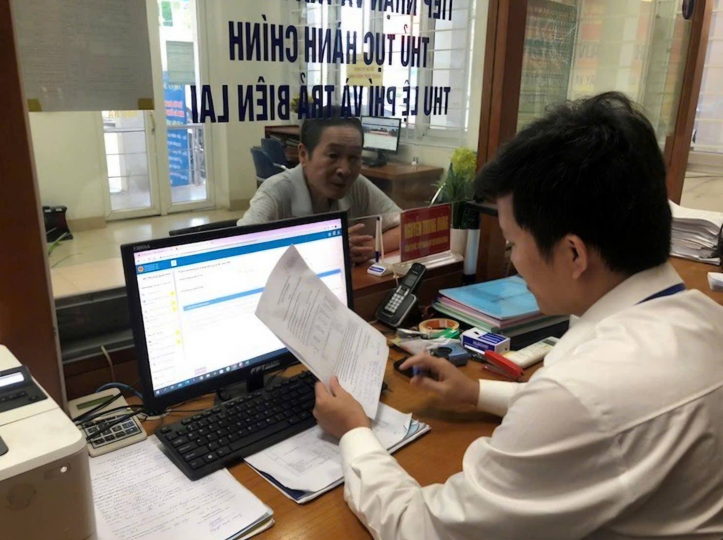 The new salary table for civil servants and public employees holding leadership positions is based on Resolution 27. Photo: Bao Han