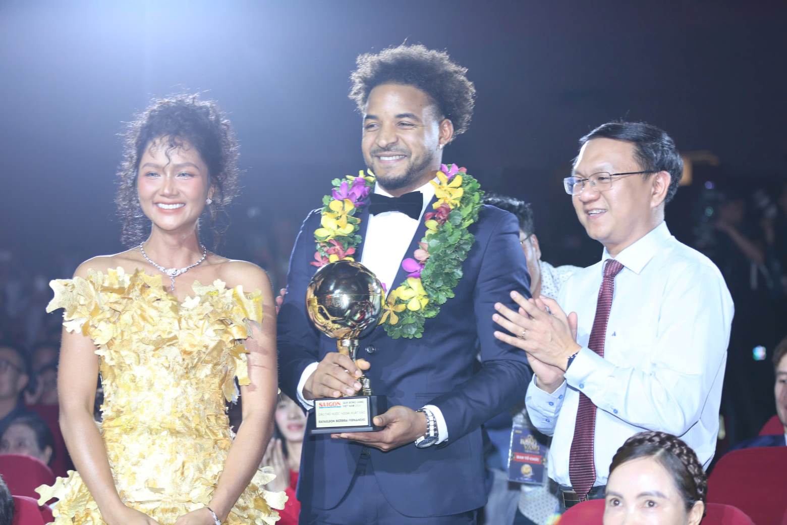 Xuan son shines at the 2024 vietnam golden ball awards