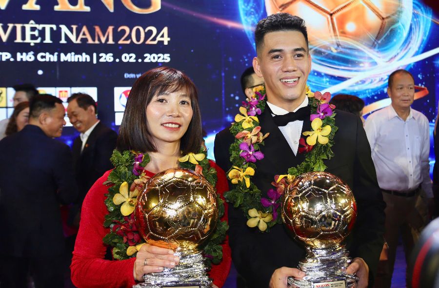 Thuy Trang and Tien Linh at the Vietnam Golden Ball 2024 gala. Photo: Thanh Vu