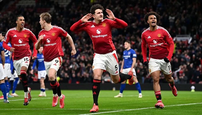 Maguire ghi bàn giúp Man United thắng ngược Ipswich