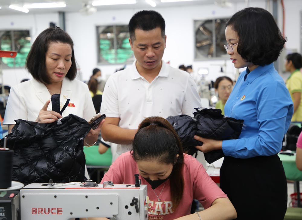 Chairwoman of the Quang Binh Provincial Federation of Labor Dinh Thi Ngoc Lan visited and encouraged workers. Photo: Cong Sang