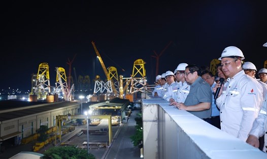Ủy viên Bộ Chính trị, Thủ tướng Chính phủ Phạm Minh Chính thăm Trung tâm Công nghiệp năng lượng và dịch vụ hậu cần cảng của Tổng Công ty cổ phần Dịch vụ kỹ thuật dầu khí Việt Nam cuối năm 2024. Ảnh: TTXVN