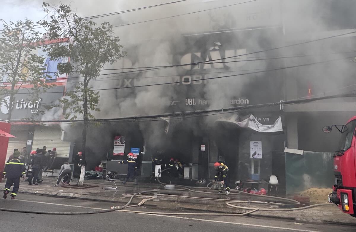 A large fire at a phone store in Dong Hoi City caused smoke. Photo: Cong Sang