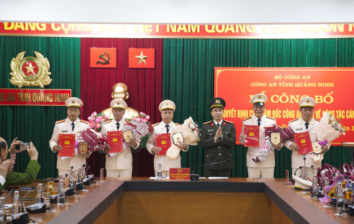 Colonel Tran Van Phuc - Director of Quang Ninh Provincial Police - presented the Decision to leaders at department and equivalent levels who volunteered to write applications for early retirement. Photo: Quang Ninh Provincial Police