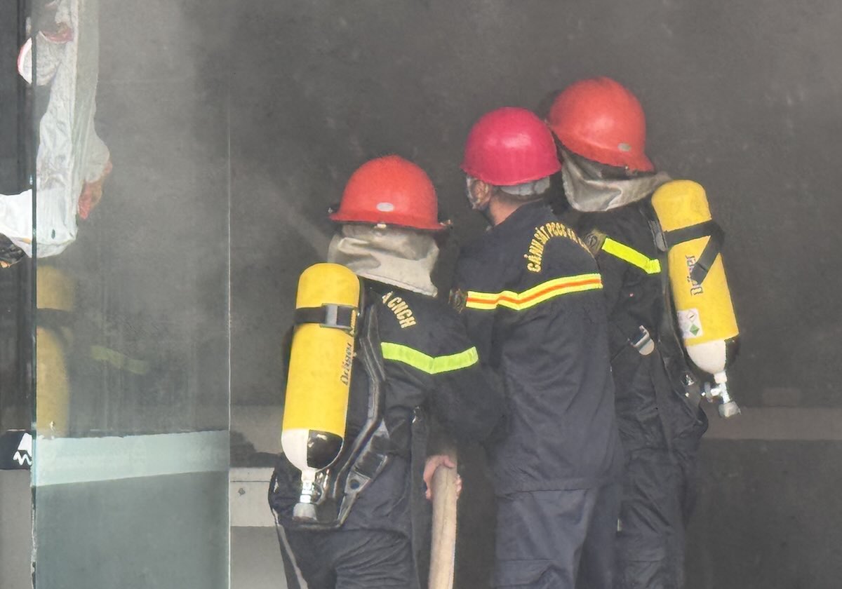 The authorities deployed to put out the fire in the large fire at a phone store in Quang Binh. Photo: Cong Sang