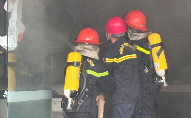The authorities deployed to put out the fire in the large fire at a phone store in Quang Binh. Photo: Cong Sang