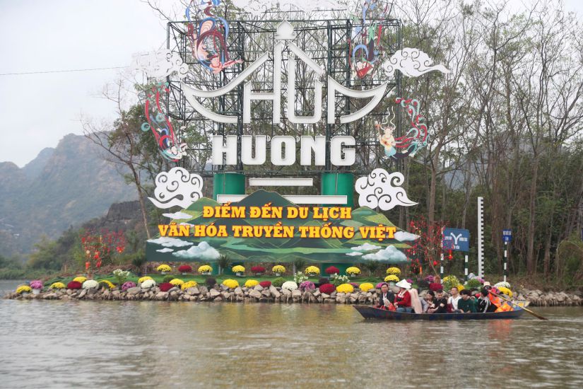 Vietnamese visitors go to Huong Du Xuan Pagoda, a festival at the beginning of the year. Photo: Chi Long