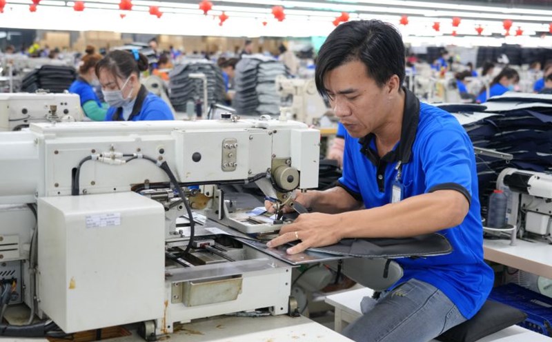 Workers Phan Thanh Quoc is supported by the company and the union in his work. Photo: Thanh An