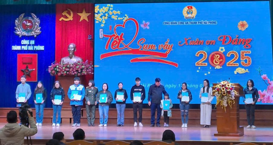 The daughter of Ms. Nguyen Thi Huyen Thanh (4th, from left) and those in difficult circumstances received gifts from the People's Public Security Trade Union on the occasion of the Lunar New Year. Photo: Character provided
