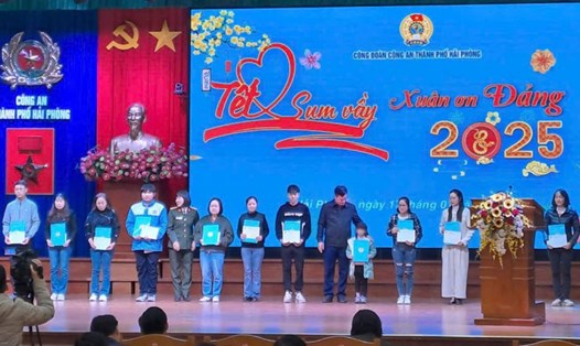 Con gái chị Nguyễn Thị Huyền Thanh (thứ 6, từ trái qua) cùng những hoàn cảnh khó khăn nhận quà của CĐ CAND dịp Tết Nguyên đán Ất Tỵ. Ảnh: Nhân vật cung cấp