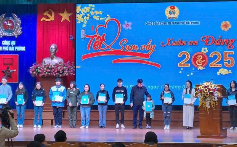 The daughter of Ms. Nguyen Thi Huyen Thanh (4th, from left) and those in difficult circumstances received gifts from the People's Public Security Trade Union on the occasion of the Lunar New Year. Photo: Character provided