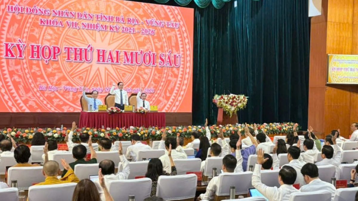 The delegate voted and passed a resolution to establish departments on the basis of merging and consolidating previous departments. Photo: Thanh An