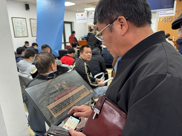 From January 1, in addition to going directly to the headquarters, people can issue and change driving licenses online. Photo: M. Hanh