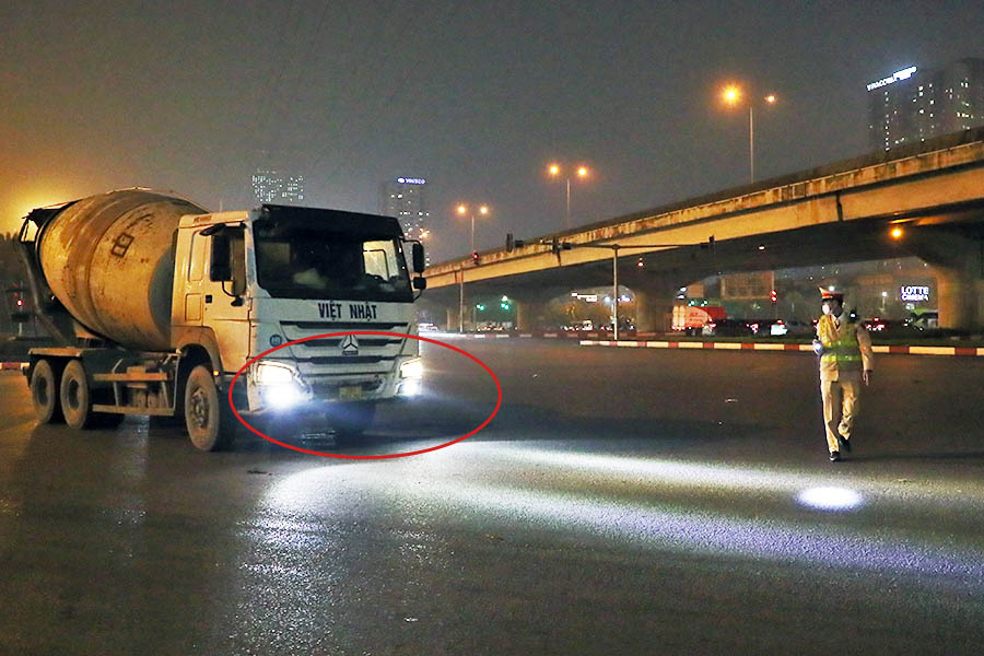 Hơn 10 trường hợp độ đèn, sử dụng còi liên tục bị CSGT Hà Nội xử phạt trong đêm 26.2 và rạng sáng 27.2. Ảnh: Tiến Trạch