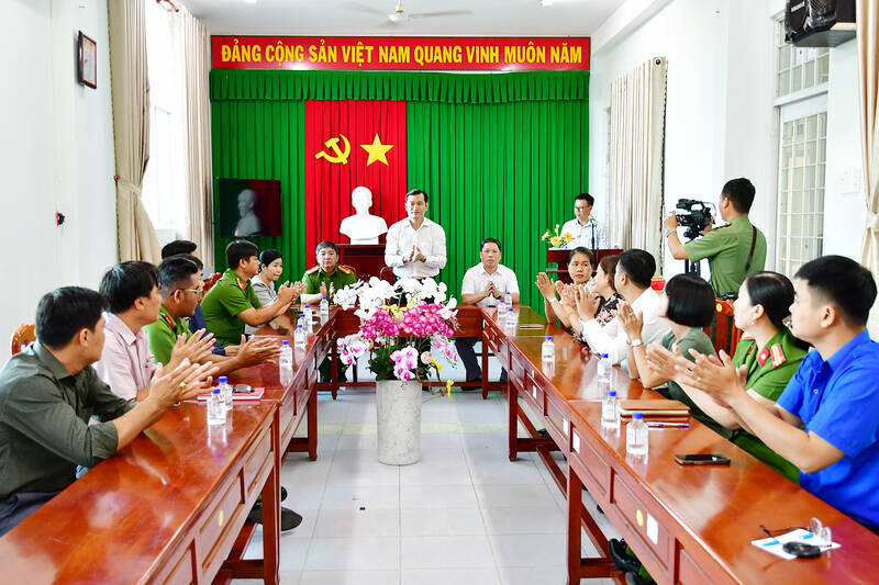 Commending the young man who saved people in the case of a son burning his mother. Photo: Hoang Loc