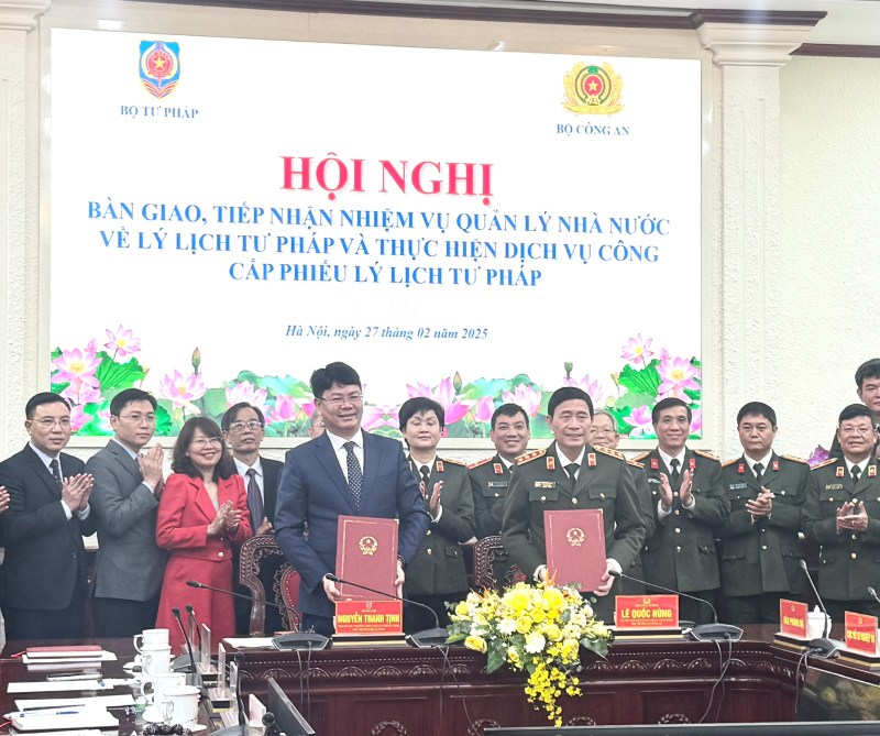 Deputy Minister of Justice Nguyen Thanh Tinh and Deputy Minister of Public Security Le Quoc Hung handed over and received the task of criminal records. Photo: Tri Minh