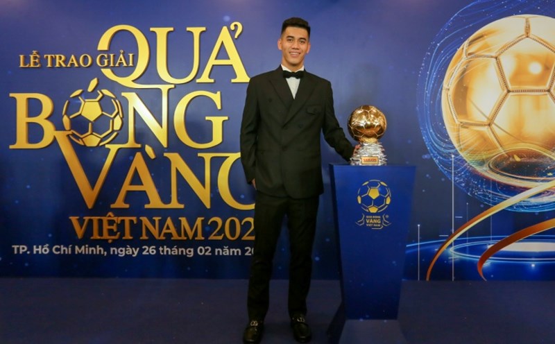 Tien Linh used all the Vietnam Golden Ball awards to charity. Photo: Quoc An