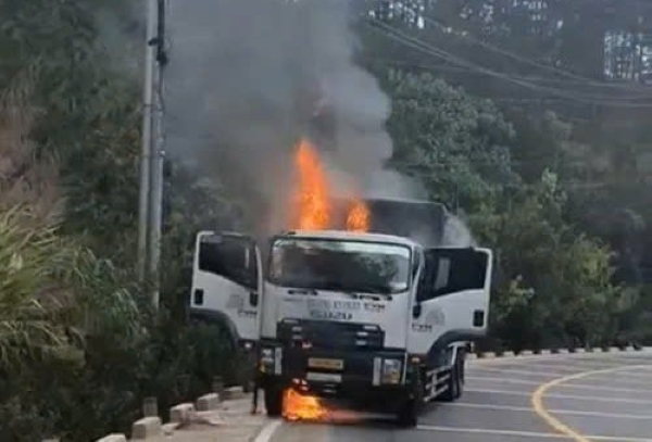 The car caught fire fiercely. Photo: Lam Hong