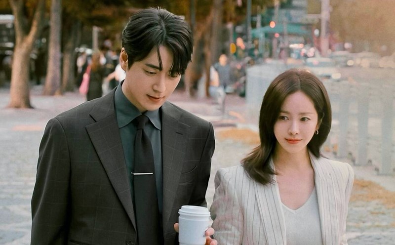 Lee Joon Hyuk, Han Ji Min in a scene from Love Scout. Photo: Producer