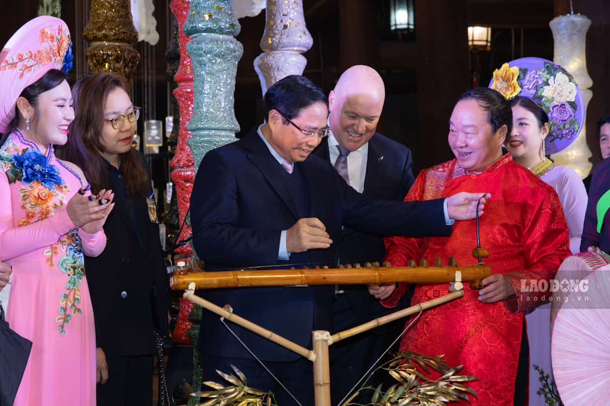 Hai Thu tuong gay dan bau va giao luu voi cac nghe si. Khoanh khac nay da the hien su giao luu van hoa day y nghia, nhan duoc su huong ung nong nhiet tu nhung nguoi co mat.