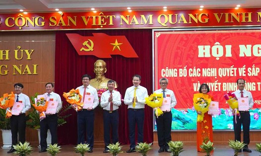 Bí thư Tỉnh ủy Đồng Nai Vũ Hồng Văn (thứ 5, từ trái qua) trao quyết định bổ nhiệm chức danh lãnh đạo cấp trưởng các cơ quan chuyên môn thuộc UBND tỉnh Đồng Nai sau sắp xếp bộ máy. Ảnh: HAC
