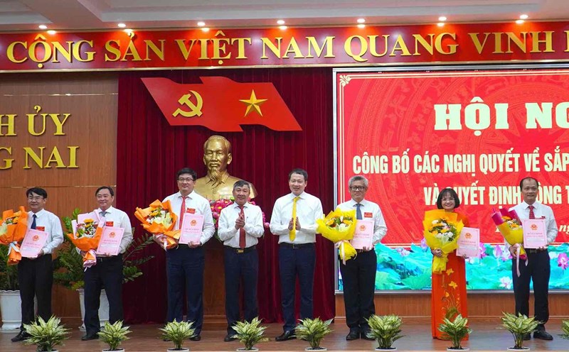 Secretary of the Dong Nai Provincial Party Committee Vu Hong Van (5th, from left) presented the decision to appoint the leadership positions of heads of specialized agencies under the Dong Nai Provincial People's Committee after the restructuring of the apparatus. Photo: HAC