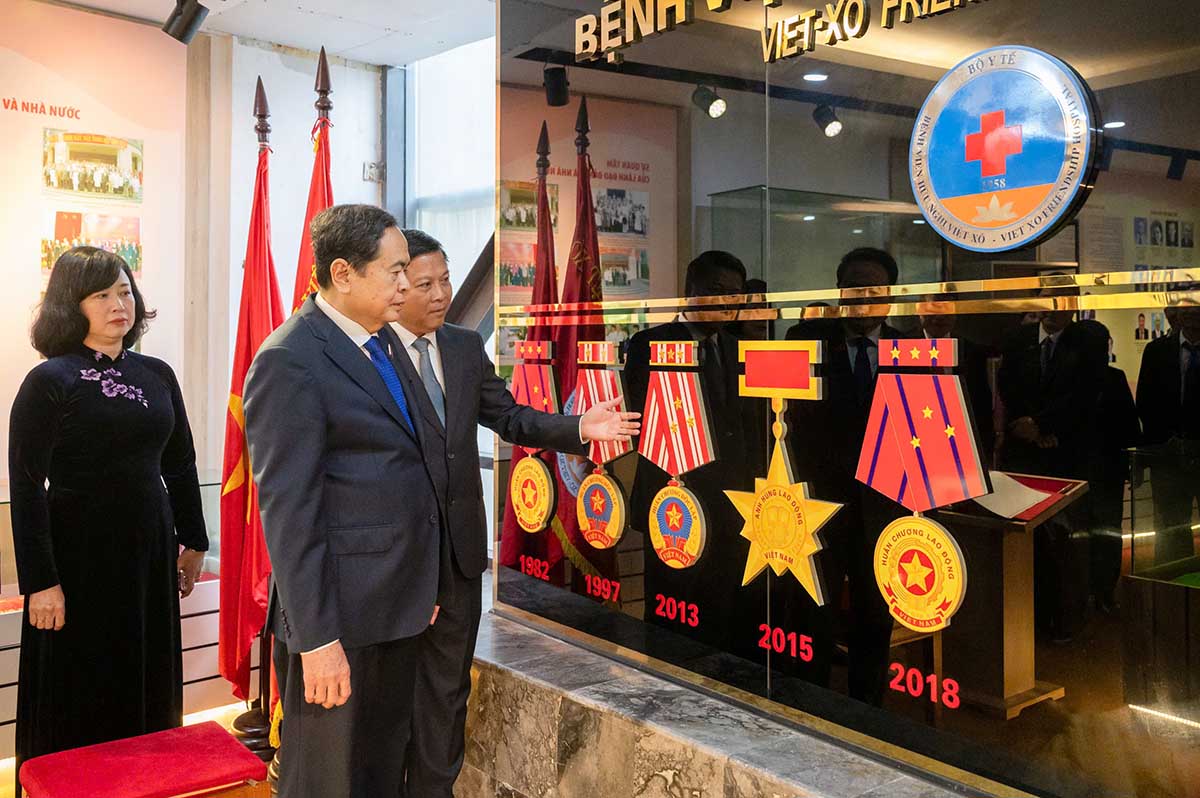 National Assembly Chairman Tran Thanh Man visited the Traditional room of Huu Nghi Hospital. Photo: Quochoi.vn