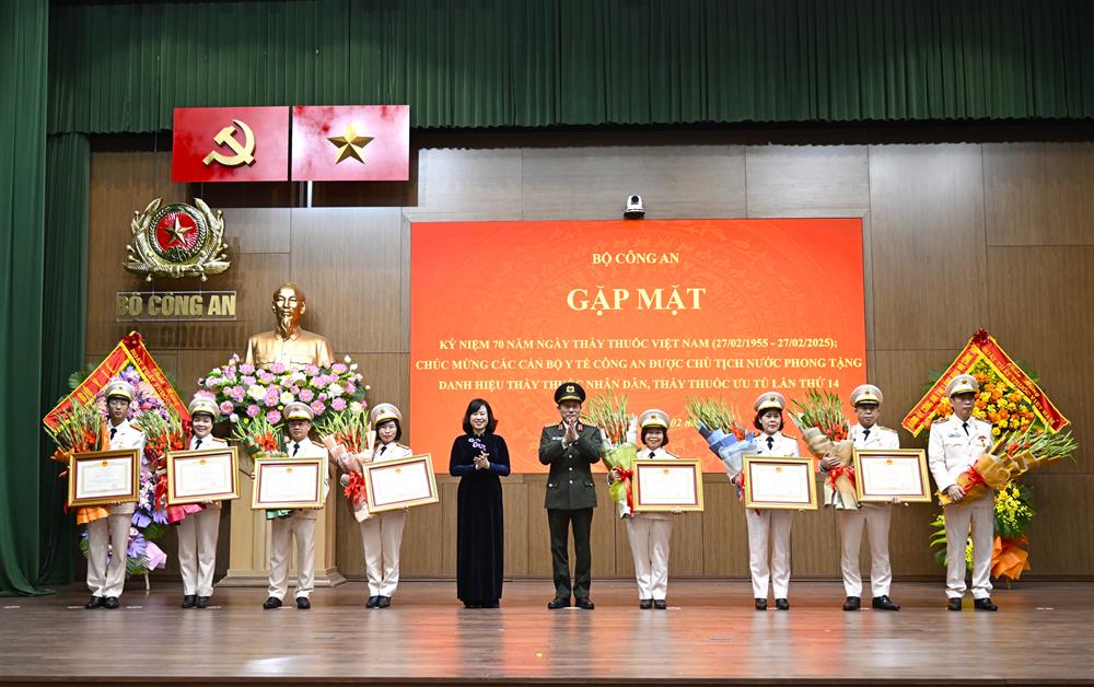 Authorized by the President, Minister Luong Tam Quang and Minister Dao Hong Lan presented the President's Decision to confer the title of Excellent Doctor to individuals at the People's Public Security medical facility. Photo: Ministry of Public Security
