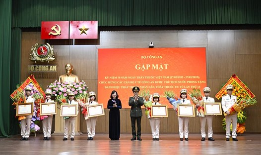 Thừa ủy quyền, Bộ trưởng Lương Tam Quang và Bộ trưởng Đào Hồng Lan trao Quyết định của Chủ tịch nước phong tặng danh hiệu Thầy thuốc Ưu tú cho các cá nhân thuộc cơ sở y tế CAND. Ảnh: Bộ Công an