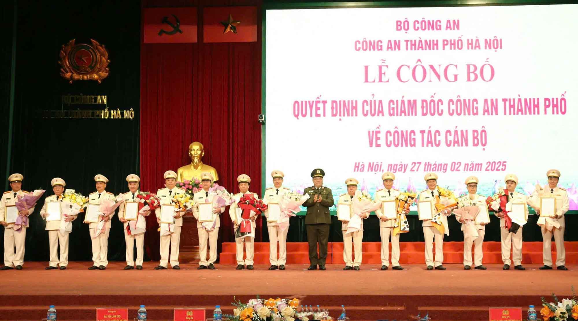Ceremony to announce the Decision on retirement benefits for leaders and commanders at the department level, district-level police, on February 27. Photo: Hanoi City Police