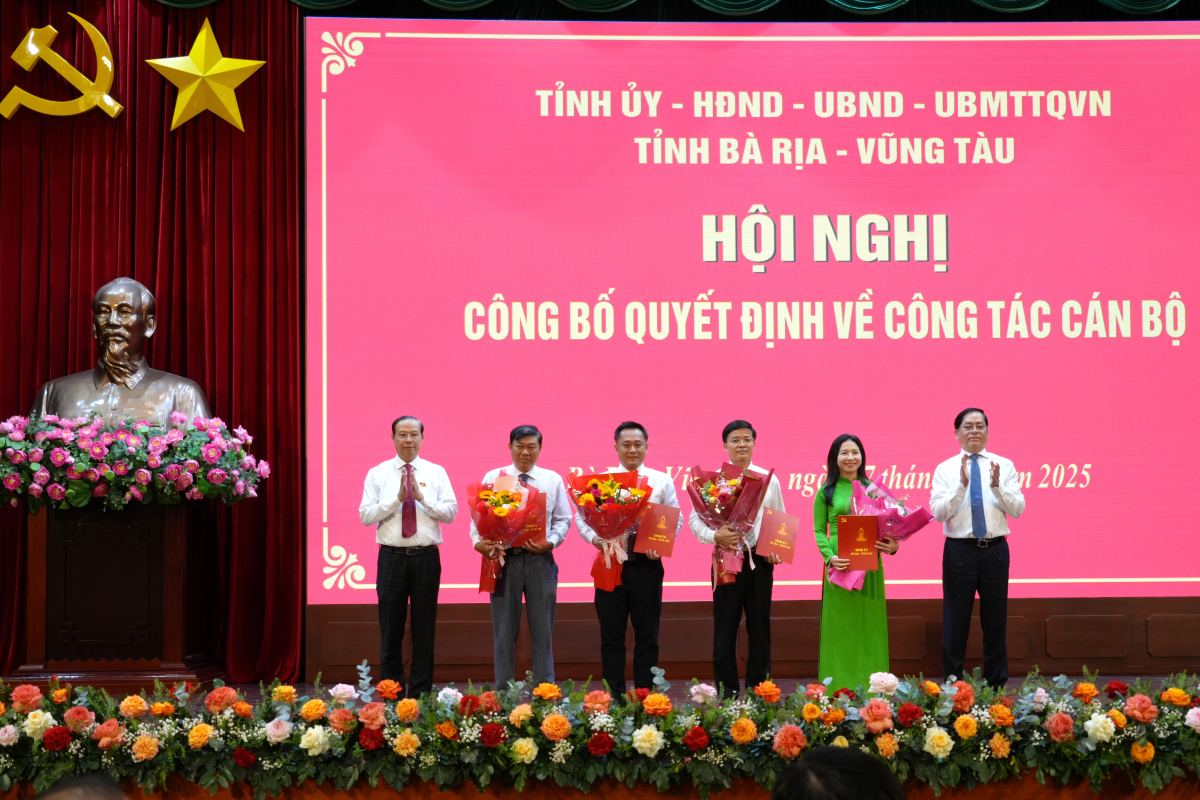Handing over decisions to appoint leaders of the Department of Culture, Sports and Tourism. Photo: Thanh An
