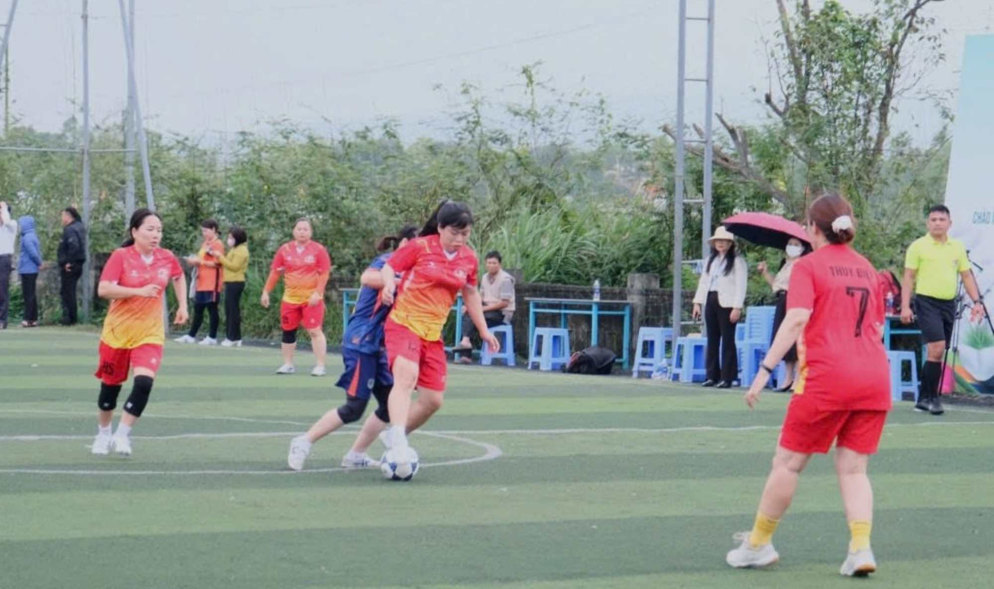 The Women's Mini Football Tournament for Workers in Da Nang took place excitingly right after the opening ceremony. Photo: Van Anh