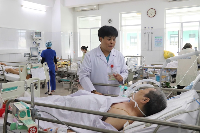 Doctors at the Department of Intensive Care and Anti-Poison, Da Nang Hospital take care of patients. Photo: Nguyen Linh